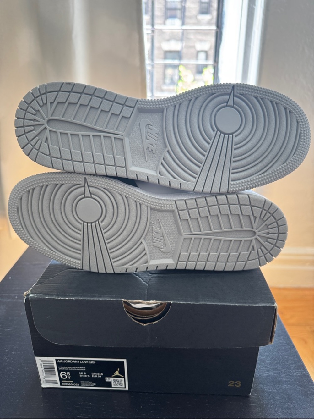 Jordan 1 low smoke grey GS - Picture 7 of 7